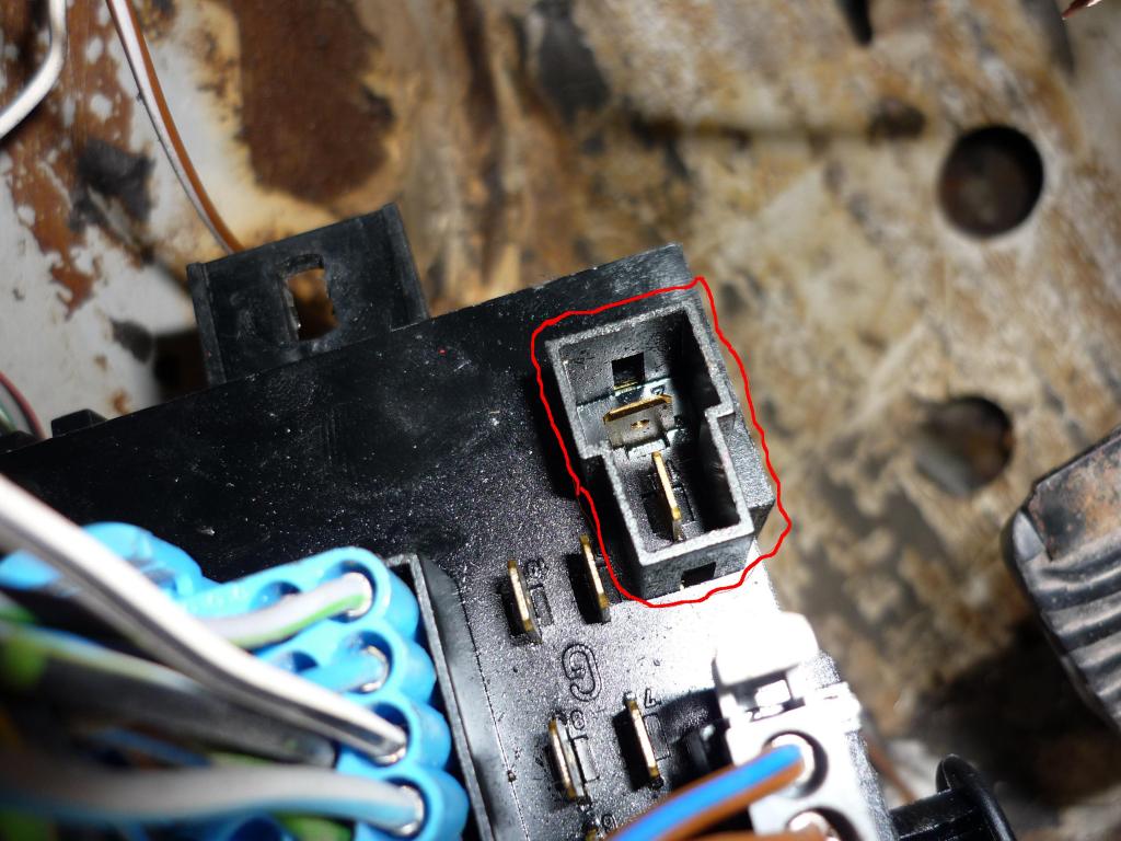 stecker am sika unten links.jpg