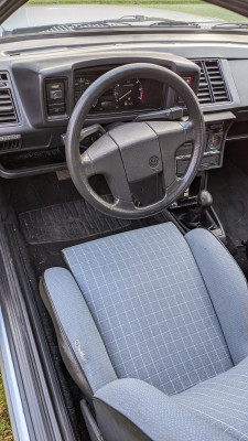 Altes Lenkrad, BJ 92 also nicht Original. Hier sind auch die Blinker-/Wischerhebel zu sehen